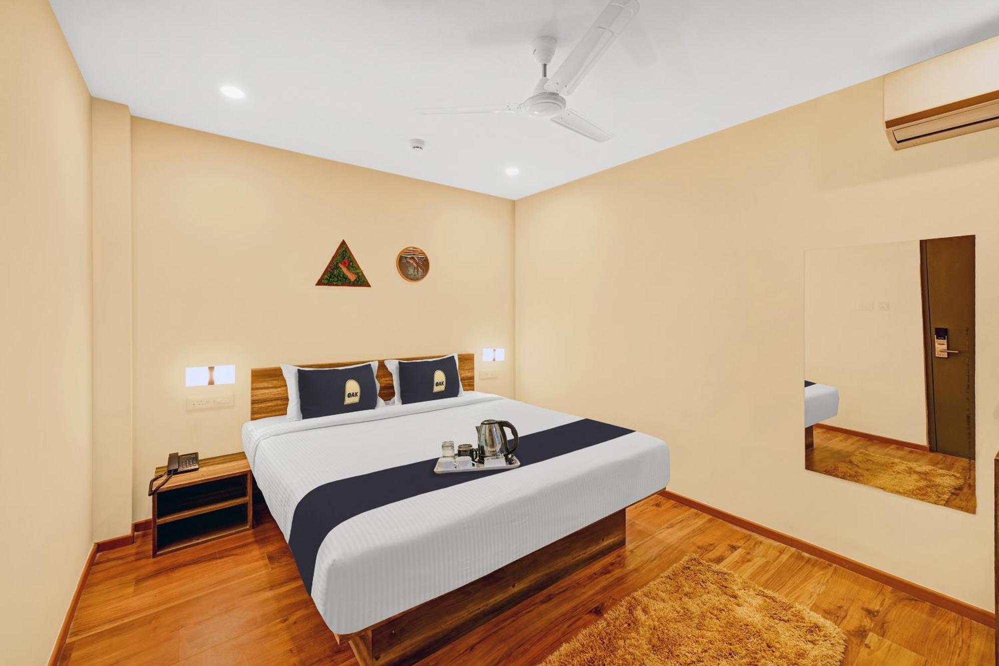 Super Townhouse Oak Hillside Aqua Hotel Khandagiri Екстериор снимка