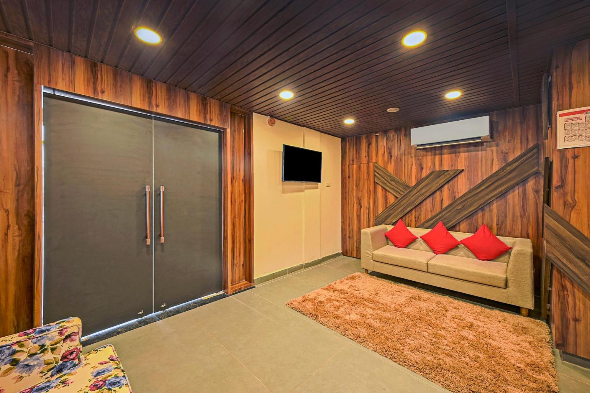 Super Townhouse Oak Hillside Aqua Hotel Khandagiri Екстериор снимка
